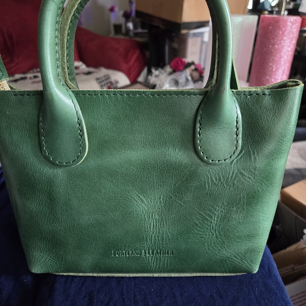 Portland Leather Raindrop Crossbody Green
